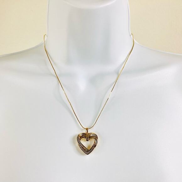 Unique Designs Heart Necklace - Picture 7 of 8